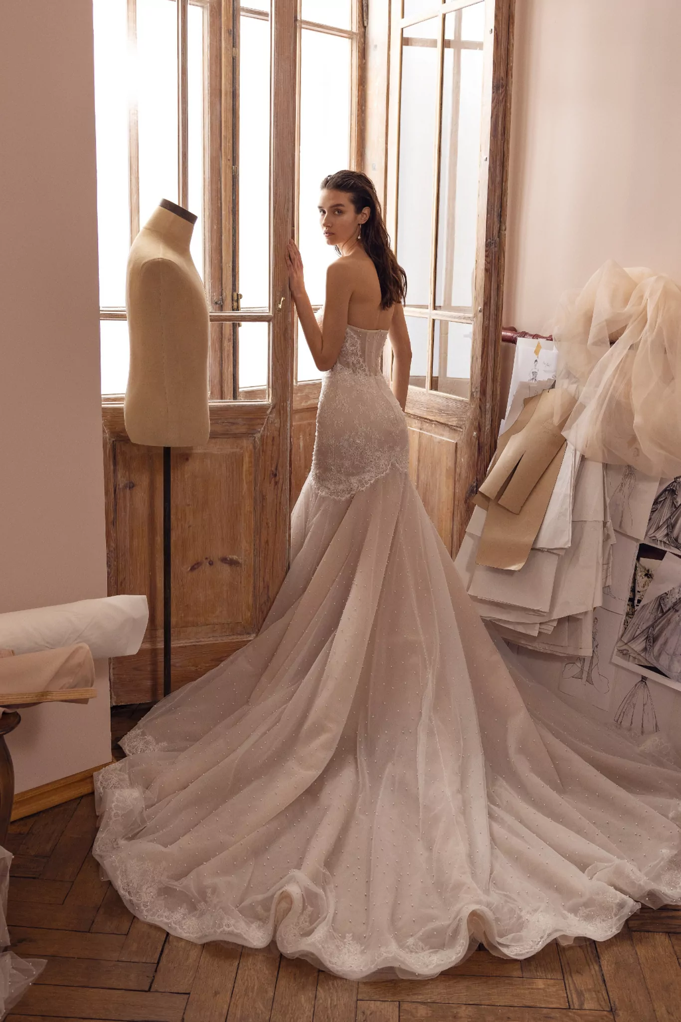 Elegante Braut in Designer-Atelier mit luxuriösen Brautkleidern